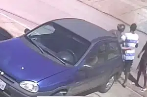 Mulher conseguiu evitar que seu carro fosse roubado(Reprodução)