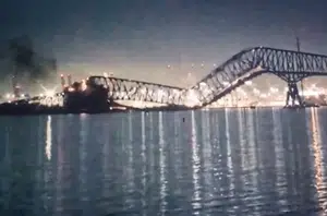 Navio derruba ponte de 2,6km nos EUA(Reprodução)