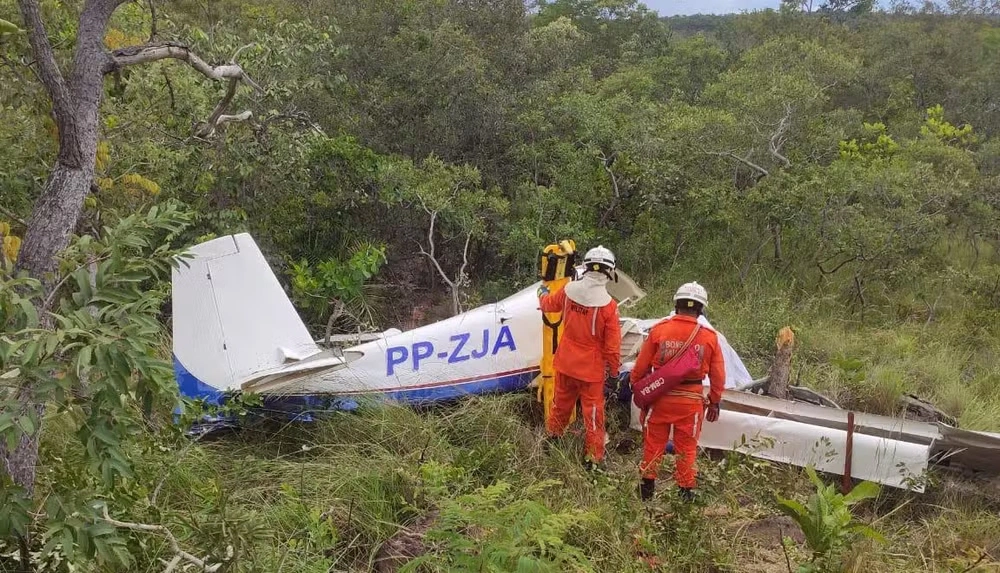 Pai, filho e piloto estavam no avião que caiu neste sábado no oeste da Bahia