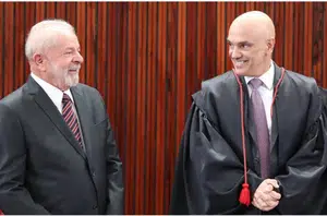 Presidente Lula ao lado do ministros Alexandre de Moraes(Reprodução)