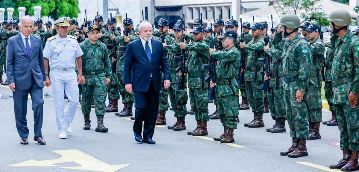 Presidente Lula e militares