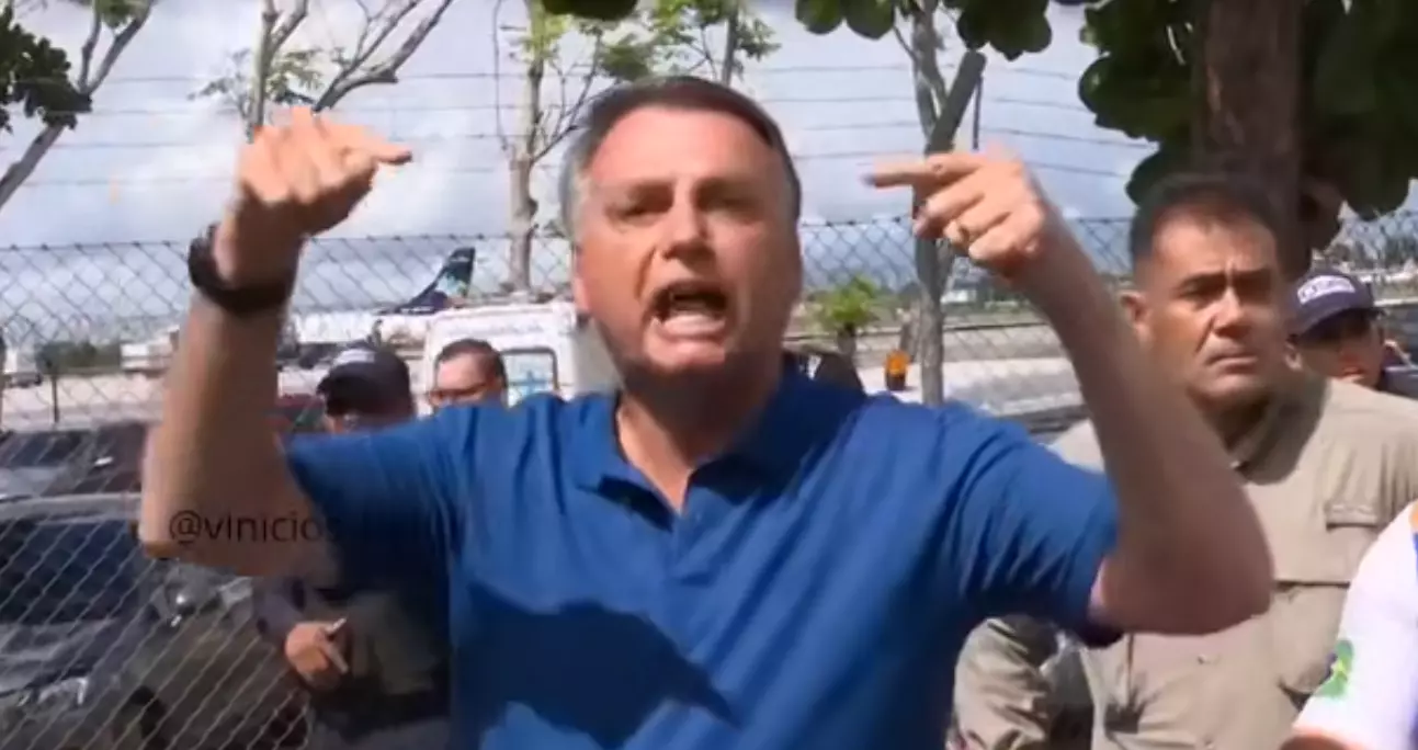 VÍDEO – Bolsonaro surta com apoiador: “Você é fraco”