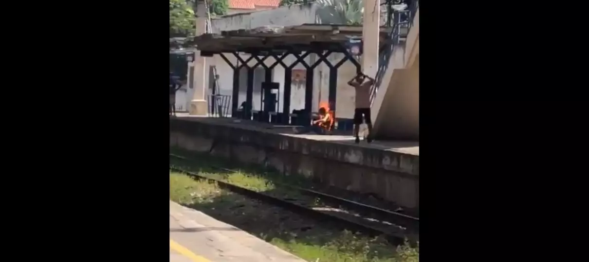 IMAGENS FORTES: Homem ateia fogo em mulher dentro de estação de trem no RJ