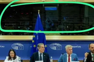 Eduardo Bolsonaro discursa para plateia esvaziada no Parlamento Europeu(Reprodução)