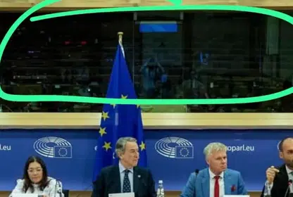 Eduardo Bolsonaro discursa para plateia esvaziada no Parlamento Europeu
