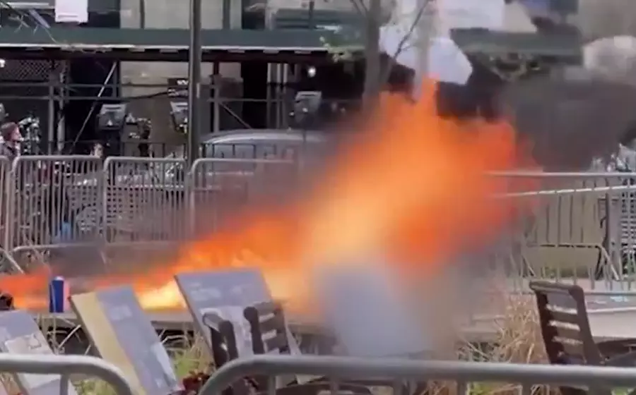 VÍDEO: Homem ateia fogo no próprio corpo durante julgamento de Trump