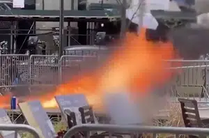 Homem ateia fogo contra si em durante julgamento de Trump.(Reprodução)
