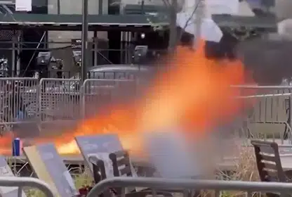 Homem ateia fogo contra si em durante julgamento de Trump.