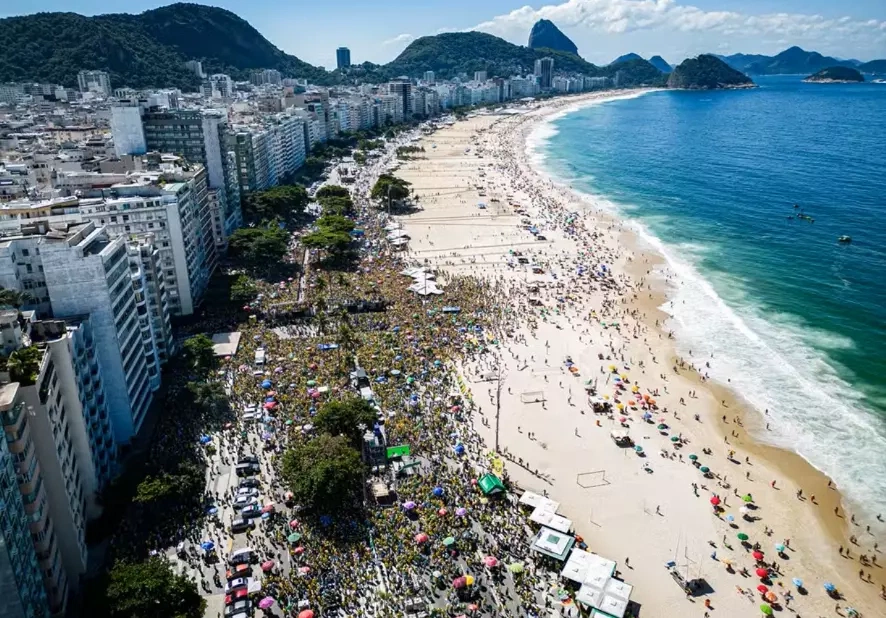Imagem aérea mostra a movimentação em Copacabana para ato bolsonarista