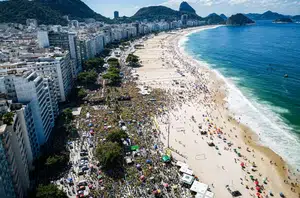 Imagem aérea mostra a movimentação em Copacabana para ato bolsonarista(Hermes de Paula/Agência O Globo)