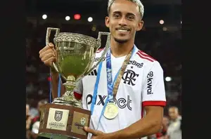 Matheus Gonçalves, do Flamengo, com a medalha que foi roubada(Reprodução)