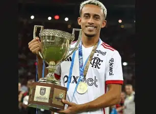 Matheus Gonçalves, do Flamengo, com a medalha que foi roubada