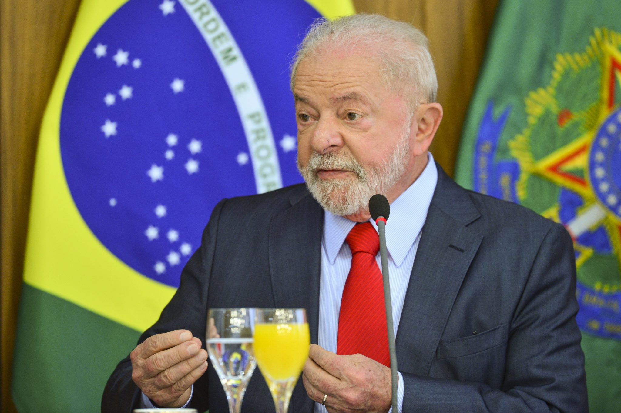 VÍDEO: Lula toma café da manhã com jornalistas