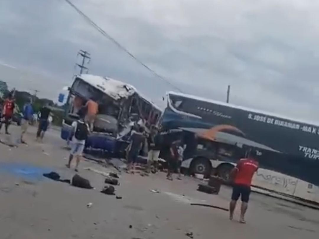 Vídeo: Ônibus de Castelo do Piauí se envolve em grave acidente em SP e deixa 14 feridos