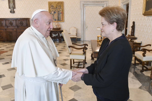 Vídeo: papa Francisco recebe Dilma: “Reze por mim e eu rezo por você”