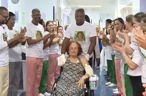 Roseana Murray é aplaudida ao sair de hospital(Reprodução)