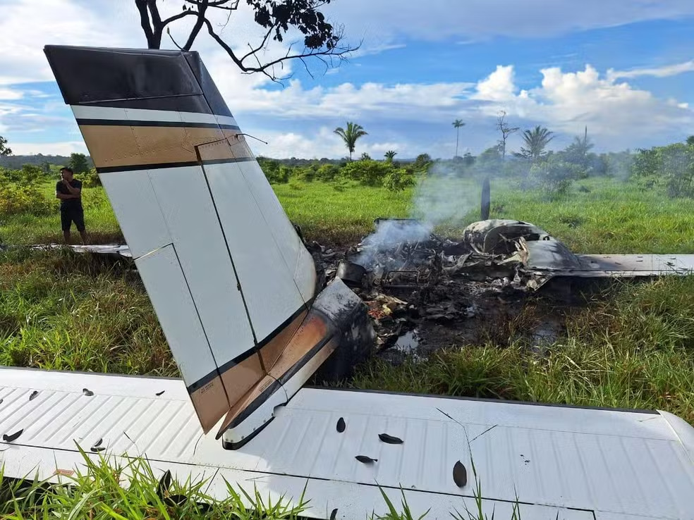Vídeo: FAB intercepta avião vindo da Bolívia; suspeitos fogem após atear fogo na aeronave