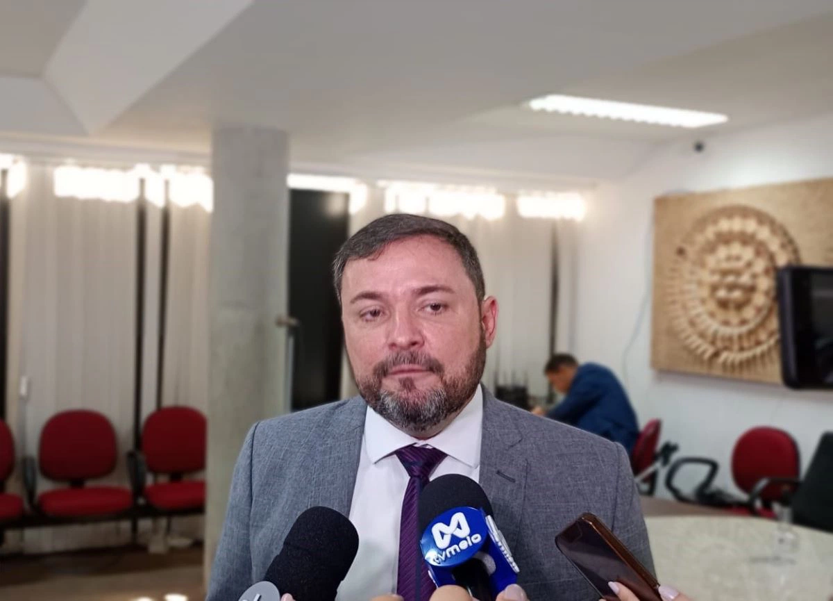 Deputado estadual Fábio Novo (PT) concede entrevista após reunião da CCJ