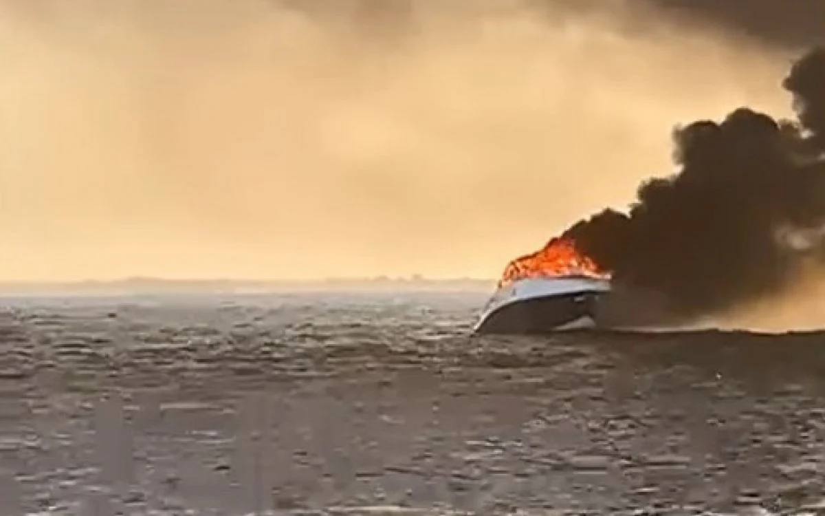 VÍDEO: lancha com 5 pessoas explode em praia no RJ