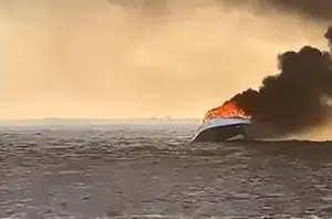 Embarcação pegou fogo no mar(Reprodução)