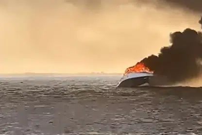 Embarcação pegou fogo no mar