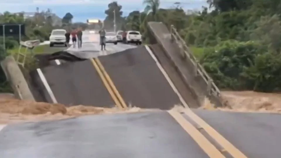 VÍDEO: enxurrada destrói ponte no RS; já são 10 mortos e 21 desaparecidos