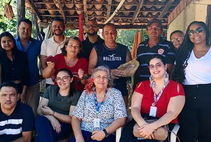 Equipe se reúne na casa de produtores de rapadura na comunidade Brejão, em Sebastião Barros