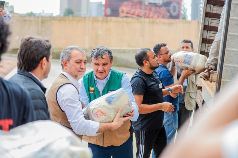 Cozinhas Solidárias e famílias atingidas no RS recebem doação de alimentos