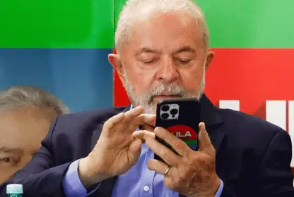 Lula usando celular