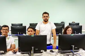 No laboratório, os alunos de Desenvolvimento de Sistemas, Abriam, Raí, Fernanda, Emily e o professor Eraques Folha(Renato Rodrigues/Pensar Piauí)