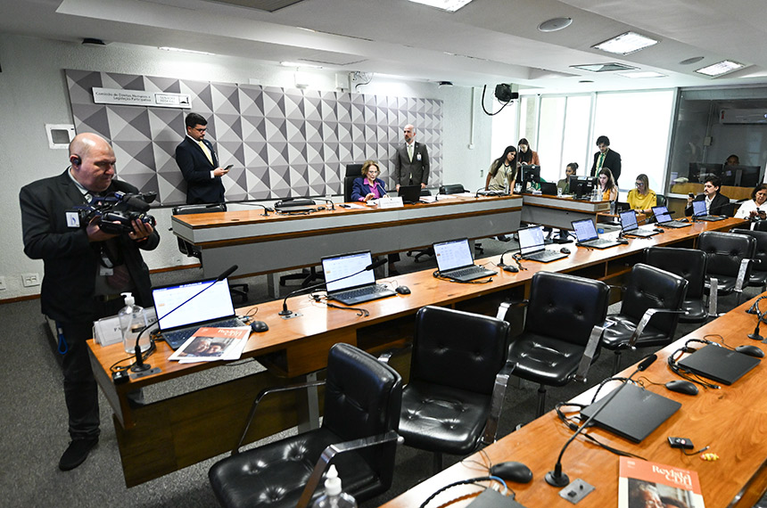 CDH aprova garantia de acessibilidade para mulher surda em consultas e exames