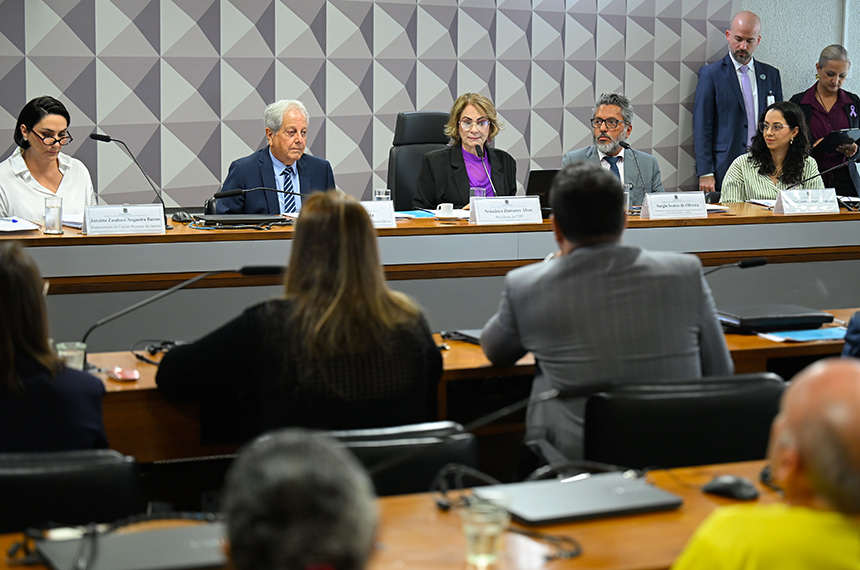 Debatedores criticam aumento de exigências a instituições para idosos