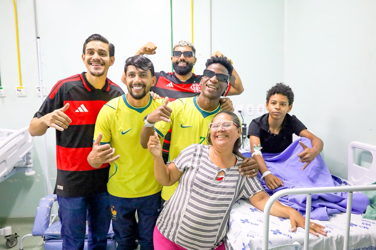 Crianças do Hospital Infantil do Piauí recebem visita surpresa de sósias de craques do futebol brasileiro