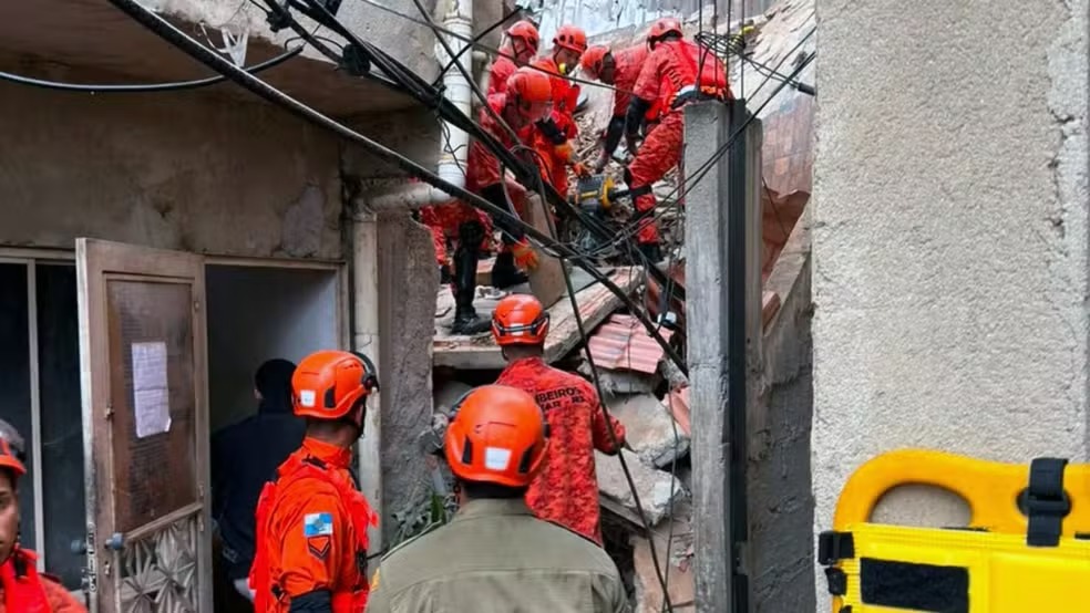 Duas crianças morrem em desabamento de casa no RJ