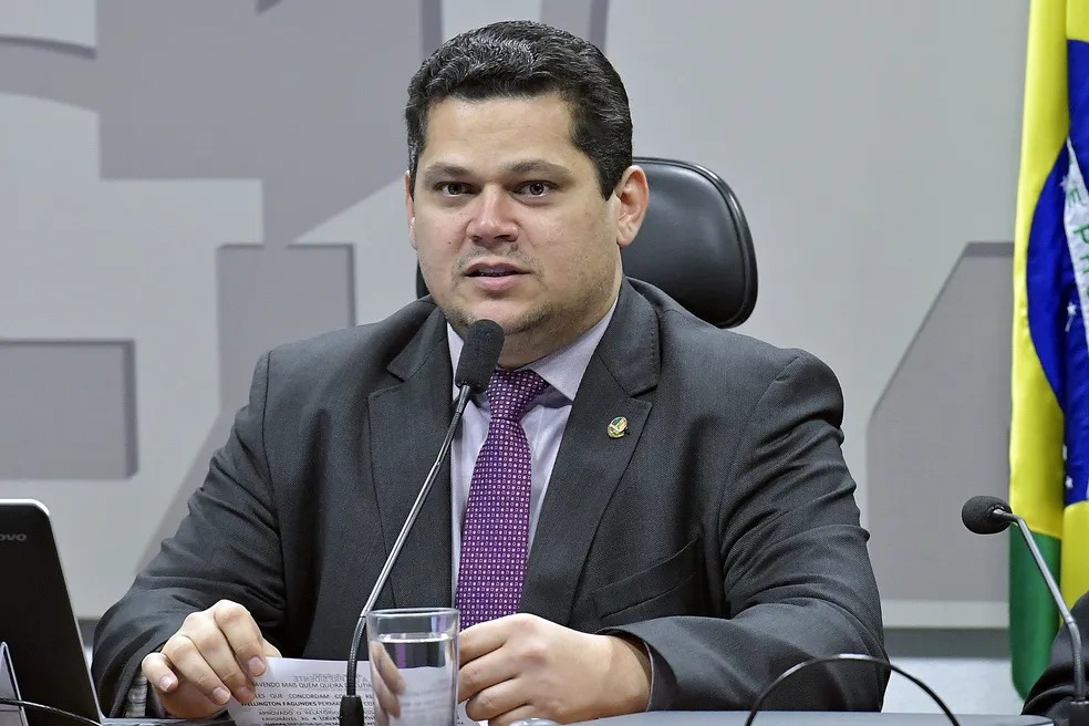 Alcolumbre marca reunião no Senado para destravar PEC da escala 6 X 1
