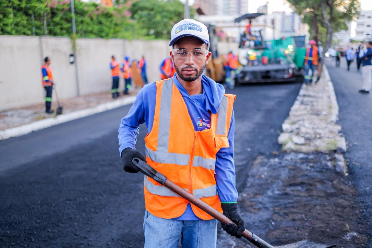 Governador vistoria obras do Programa Mais Asfalto no bairro Vermelha nesta terça (30) em Teresina