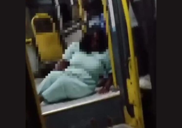 VÍDEO: Mulher cadeirante precisa se arrastar para sair do ônibus após falha no elevador em MG