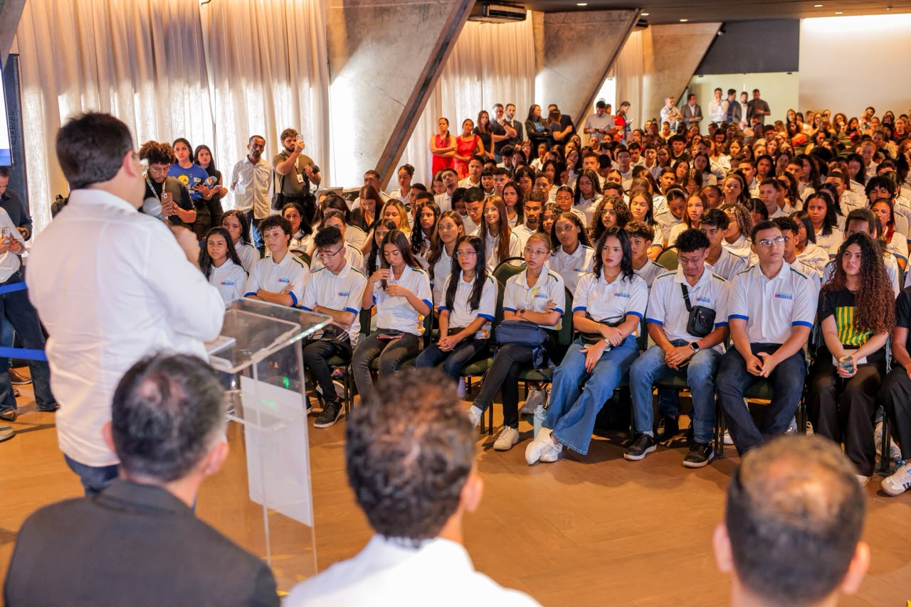 Oportunidade Jovem: Rafael Fonteles assina contratos do programa que garante o começo de carreira a 500 estudantes de 28 cidades piauienses