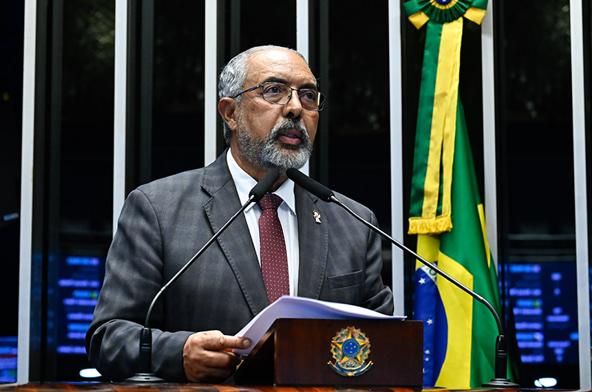 Condecorado pela Assembleia Legislativa do RS, Paim relembra trajetória