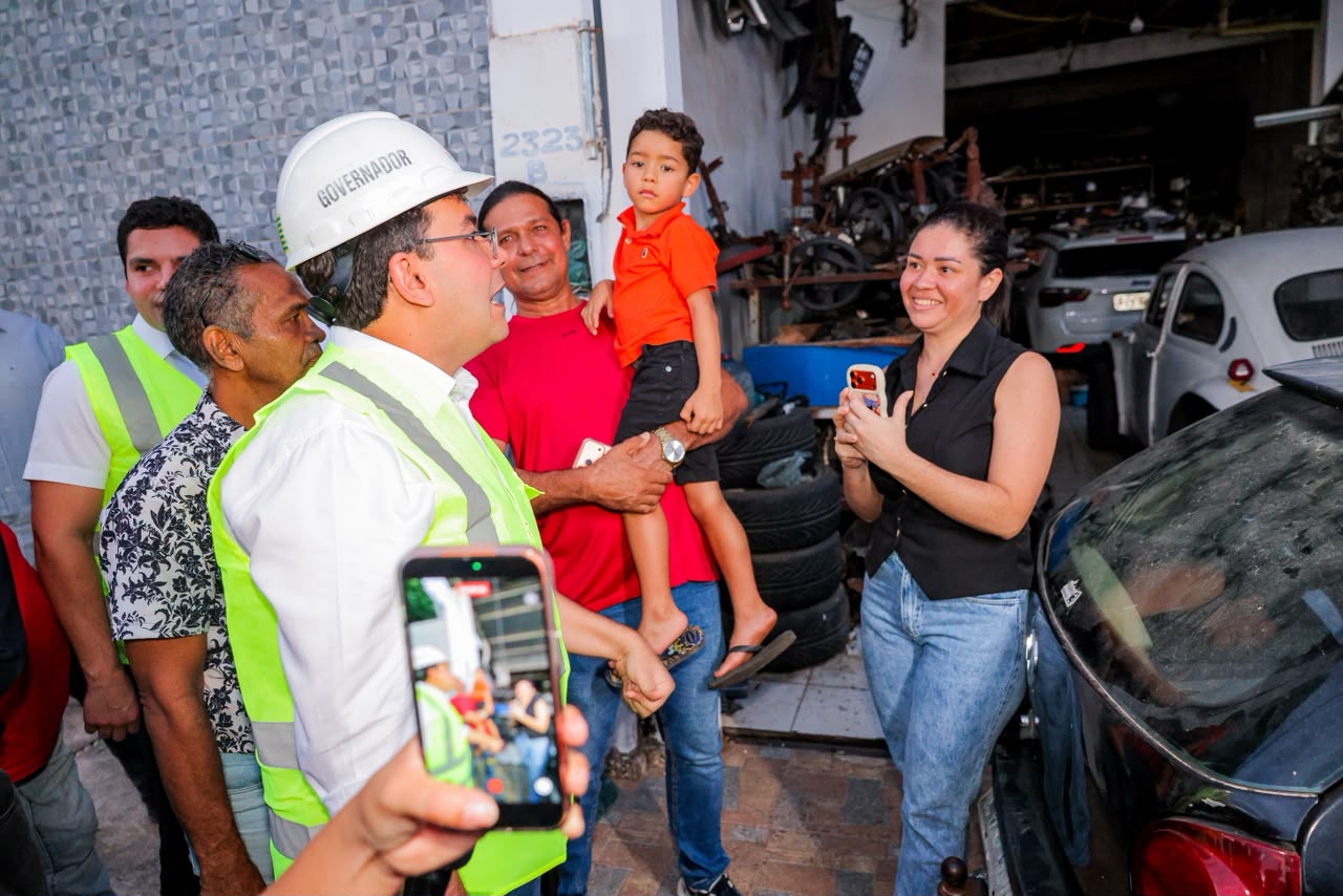 Rafael Fonteles vistoria obras no bairro Vermelha, que recebe novo asfalto em seis ruas