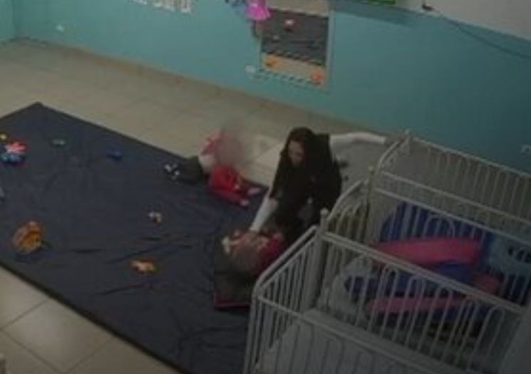Funcionária é filmada agredindo bebê de 6 meses em creche de SP