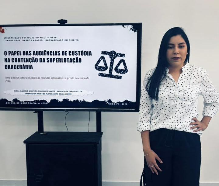 Aluna com cegueira total conclui curso de Direito na Uespi de Picos e conquista nota máxima no TCC