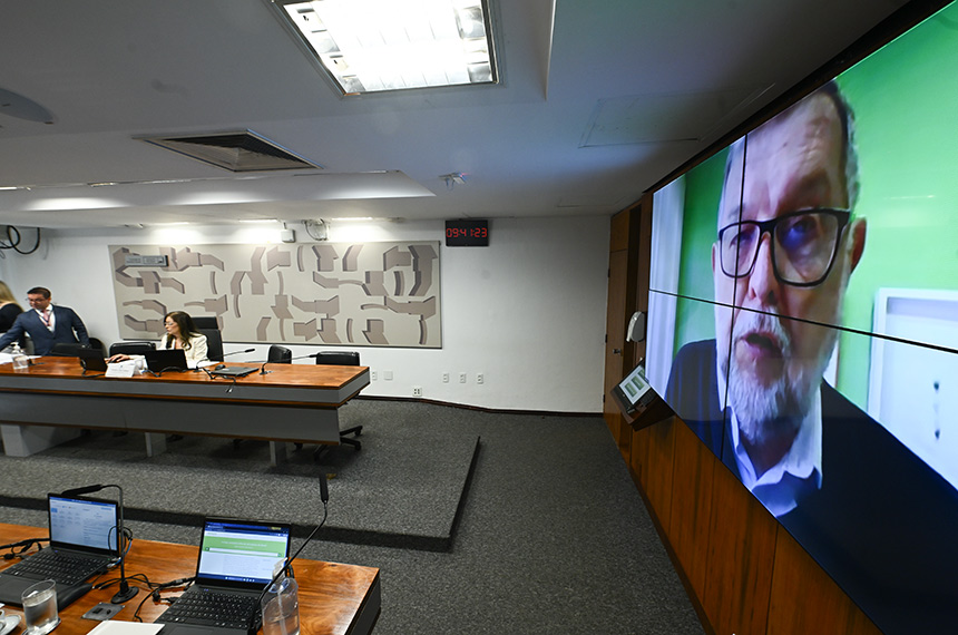 CAS aprova 3 dias de licença para acolhimento familiar de criança
