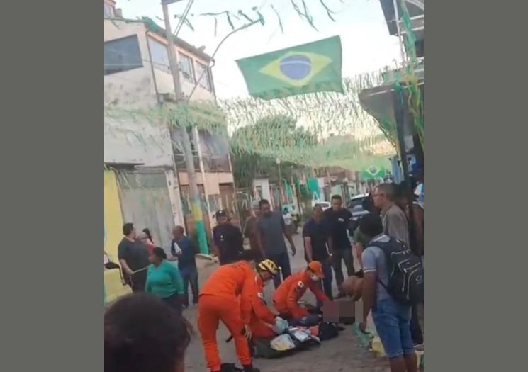 VÍDEO: Homem é eletrocutado enquanto enfeitava rua para a Copa do Mundo
