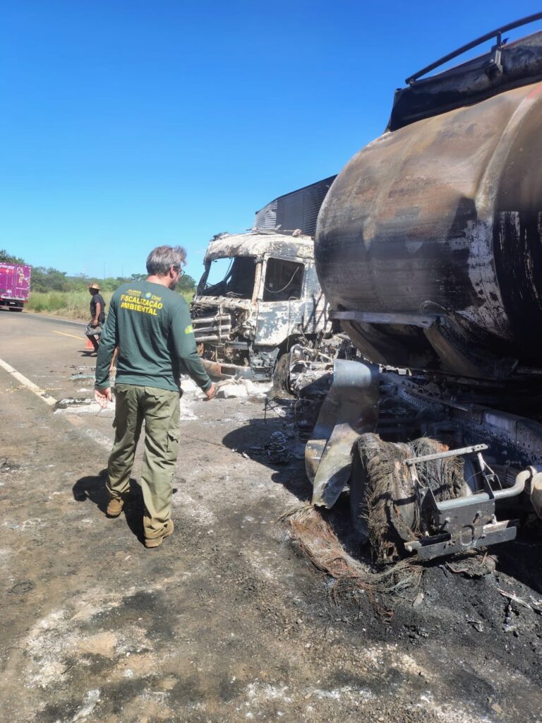 Semarh descarta danos ambientais significativos após explosão nade veículos com carga perigosa na BR-316