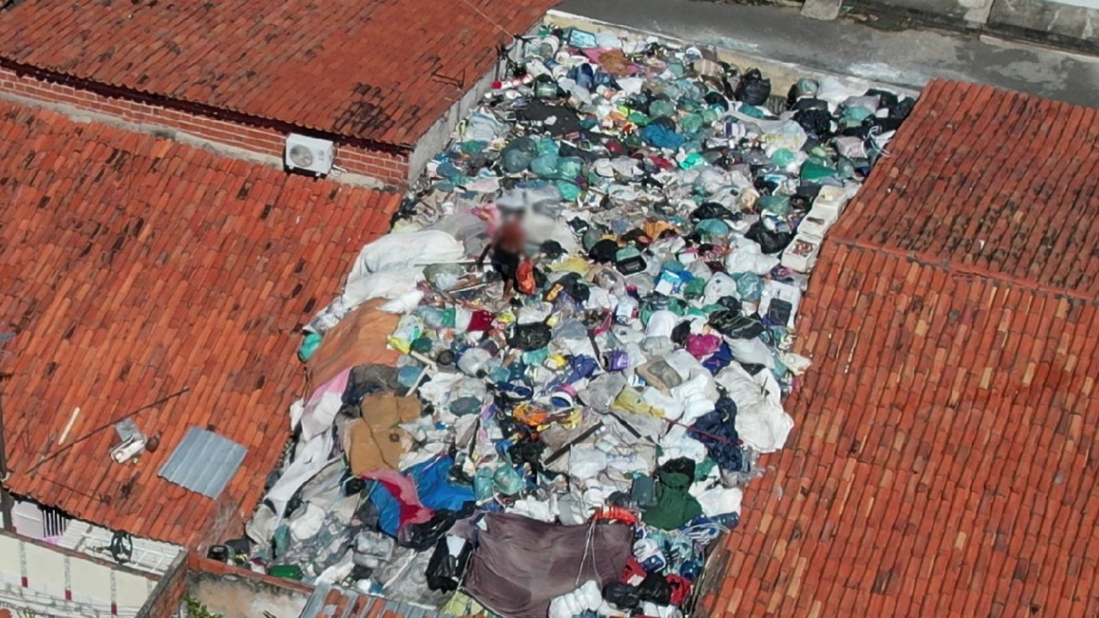 Morador de Teresina será autuado por acúmulo de lixo no telhado de casa