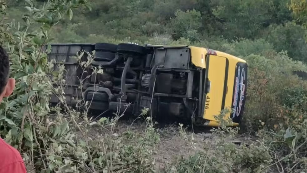 Ônibus com romeiros tomba e deixa dois mortos e feridos no CE