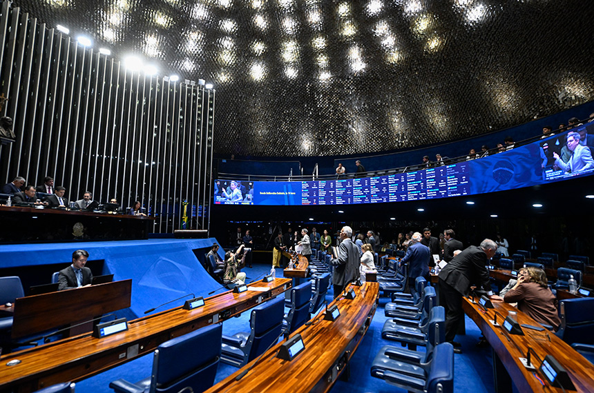 Plenário analisa pena maior para violência sexual digital contra criança