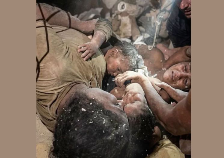 Mãe salva bebês com amamentação durante 11 dias sob escombros após terremoto na Venezuela