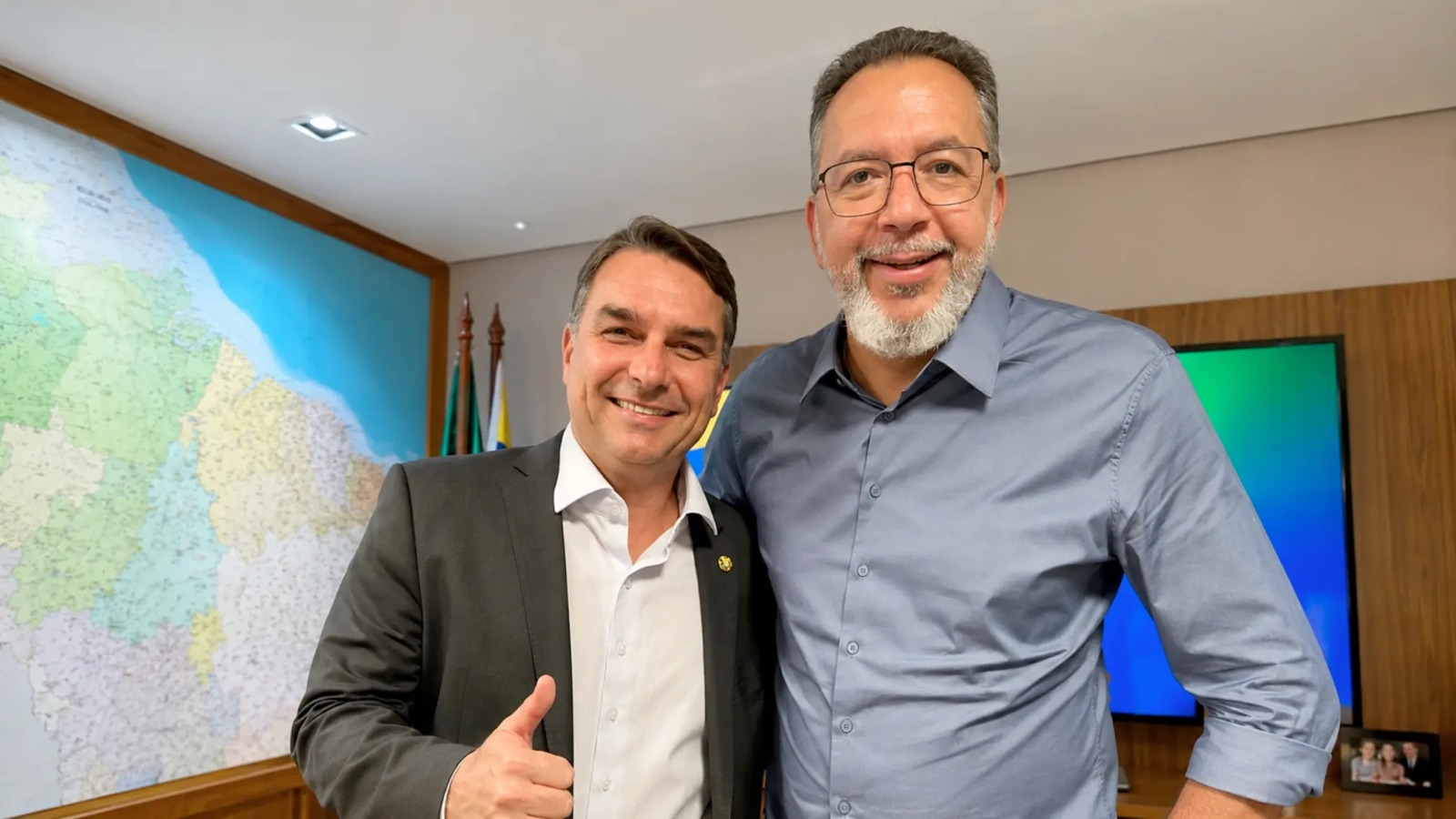 Aliado de Flávio Bolsonaro é alvo da PF em investigação sobre lavagem em postos no RJ